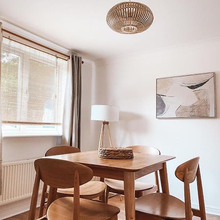 Hollybush Apartment, By Solace Stays Newport  Luaran gambar