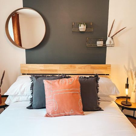 Hollybush Apartment, By Solace Stays Newport  Luaran gambar