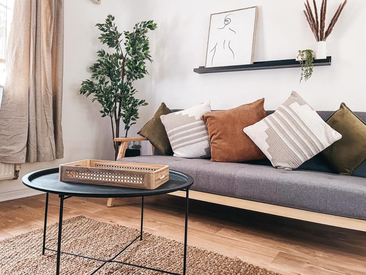 Hollybush Apartment, By Solace Stays Newport  Luaran gambar