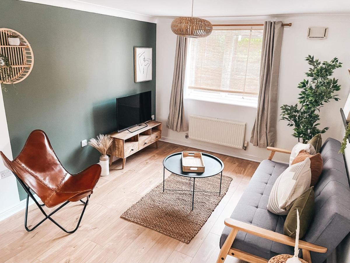 Hollybush Apartment, By Solace Stays Newport  Luaran gambar