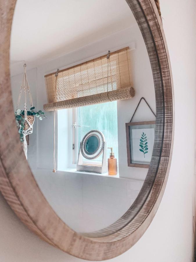 Hollybush Apartment, By Solace Stays Newport  Luaran gambar