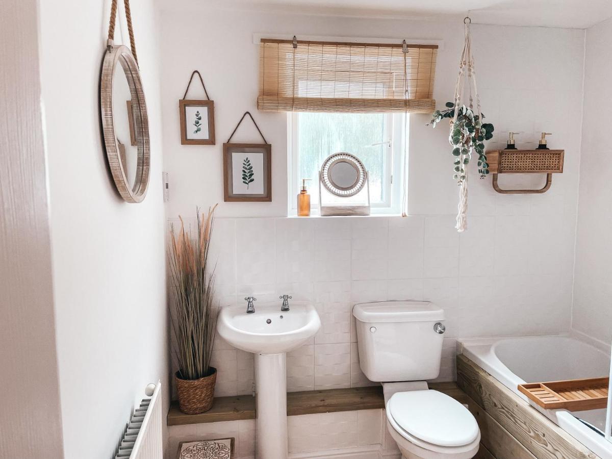 Hollybush Apartment, By Solace Stays Newport  Luaran gambar
