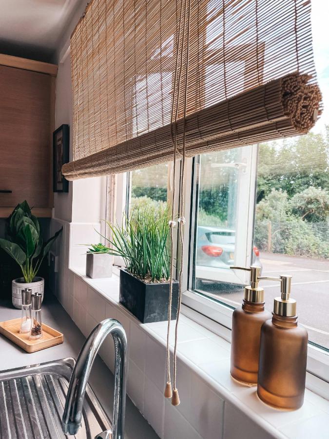 Hollybush Apartment, By Solace Stays Newport  Luaran gambar