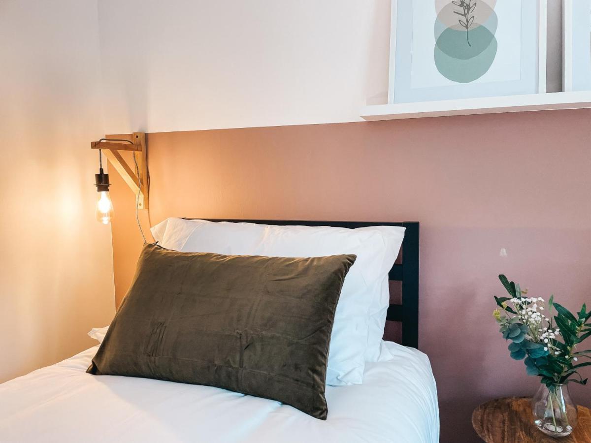 Hollybush Apartment, By Solace Stays Newport  Luaran gambar