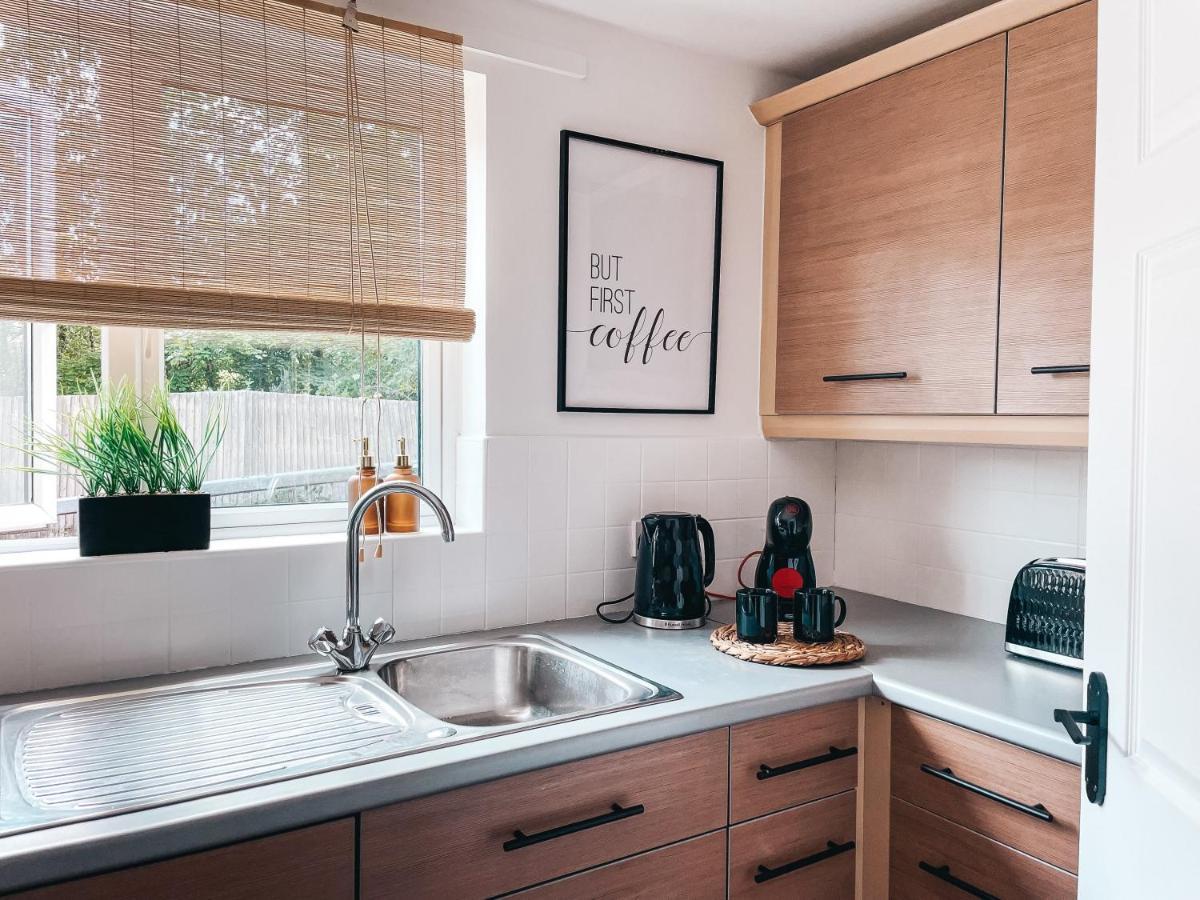 Hollybush Apartment, By Solace Stays Newport  Luaran gambar