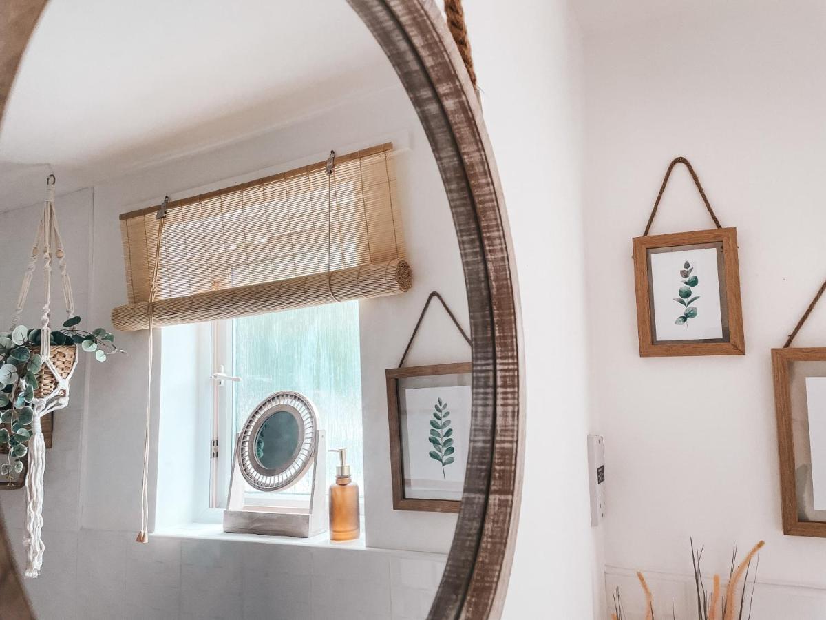 Hollybush Apartment, By Solace Stays Newport  Luaran gambar