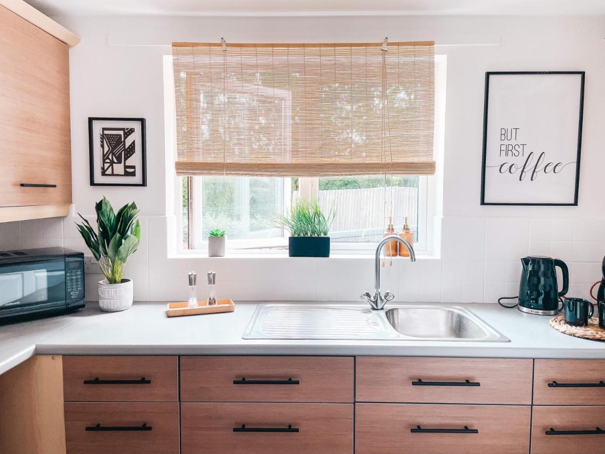 Hollybush Apartment, By Solace Stays Newport  Luaran gambar